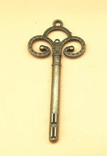 Load image into Gallery viewer, Wedding Favors Skeleton Key Place Card Holder Antique Bronze Copper Key Table Number Stands Table Card Holder