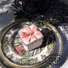 Load image into Gallery viewer, 50pcs lot Custom Elegant Engagement Birthday Tin Flower tea boxes Bridal Party Bridesmaid gift wedding favor box for guests